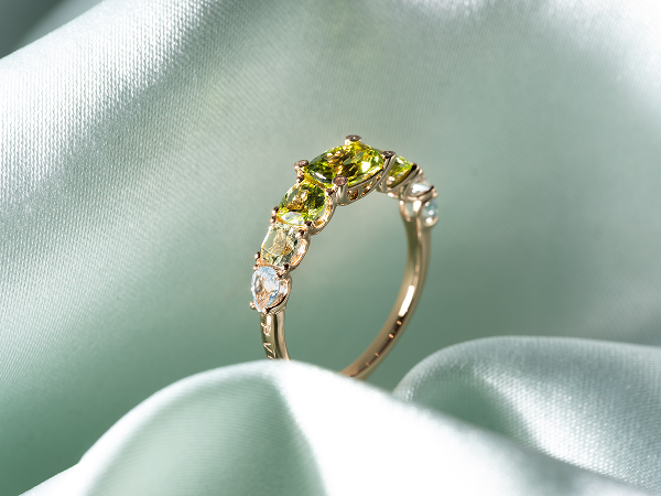 De ring waar ze "ja" op zegt