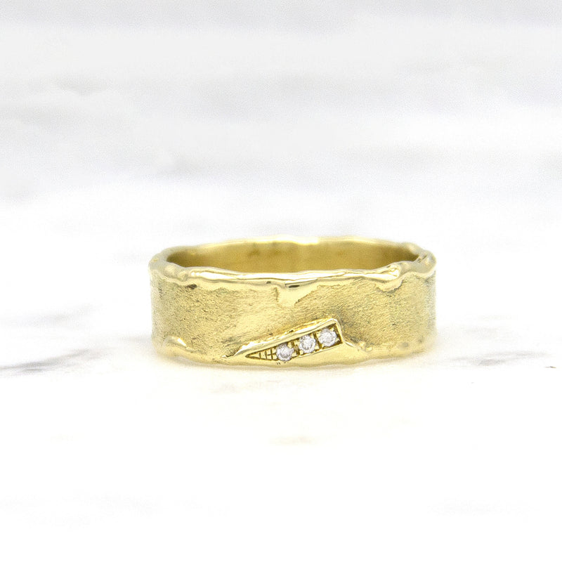 Grillo ring in 14 karaat geelgoud met diamanten, op marmer