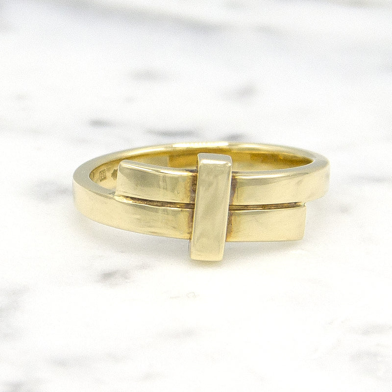 Mondria ring small in 14 karaat geelgoud, op marmer