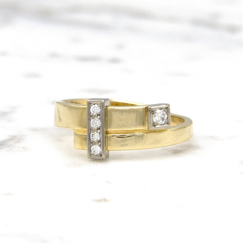 Mondria ring in 14 karaat geelgoud met 5 diamanten in witgoud, op marmer