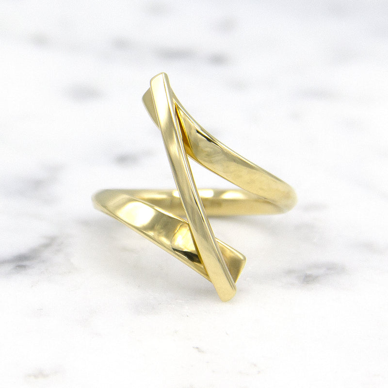 Smedy Swirl ring in 14 karaat geelgoud, op marmer