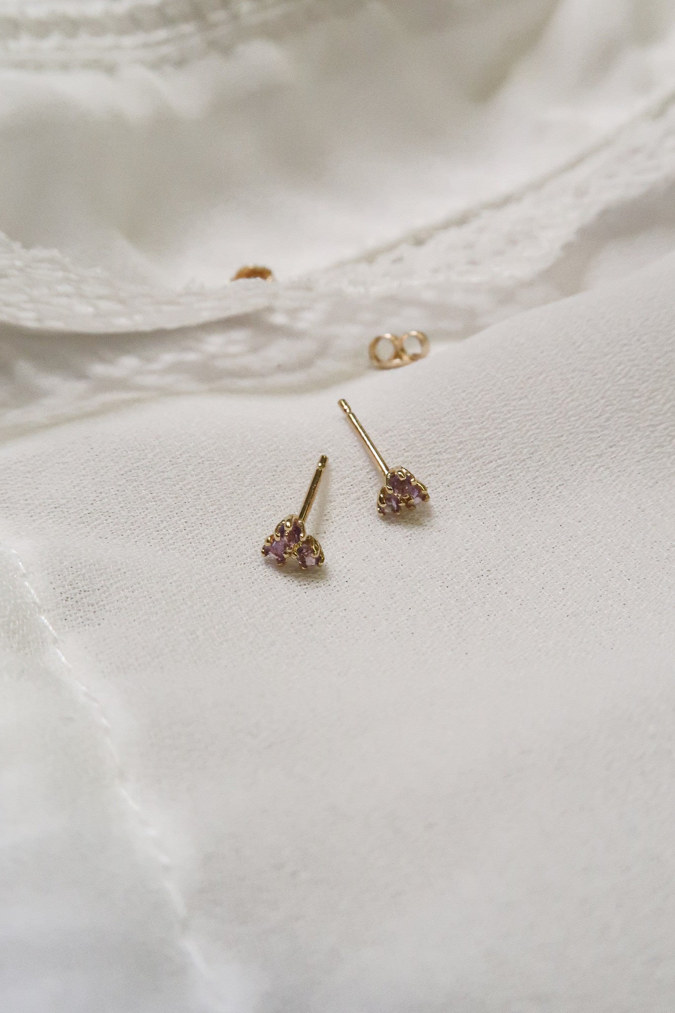 triangle-amethyst-studs-14k-goud1