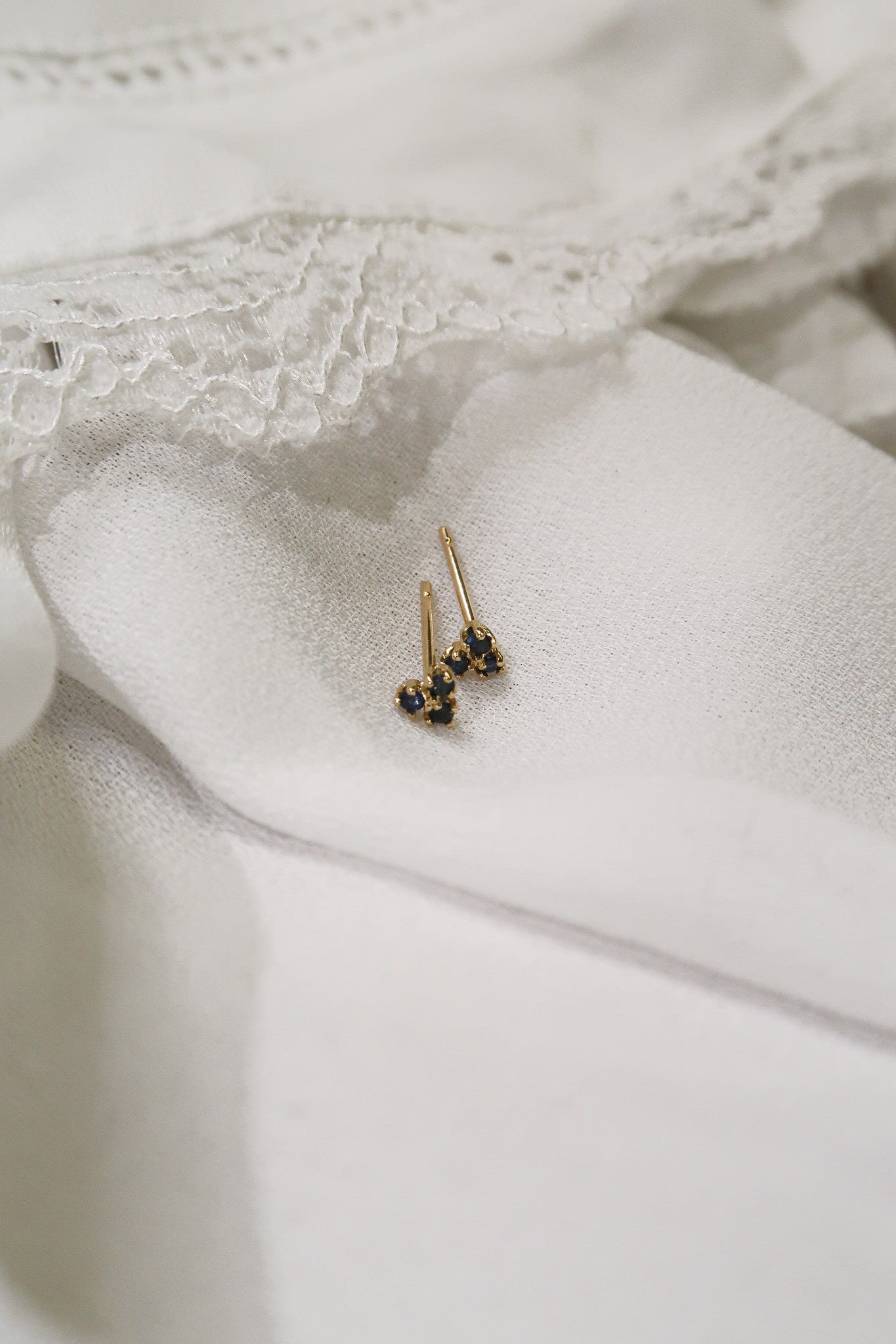 triangle-sapphire-studs-14k-goud-1