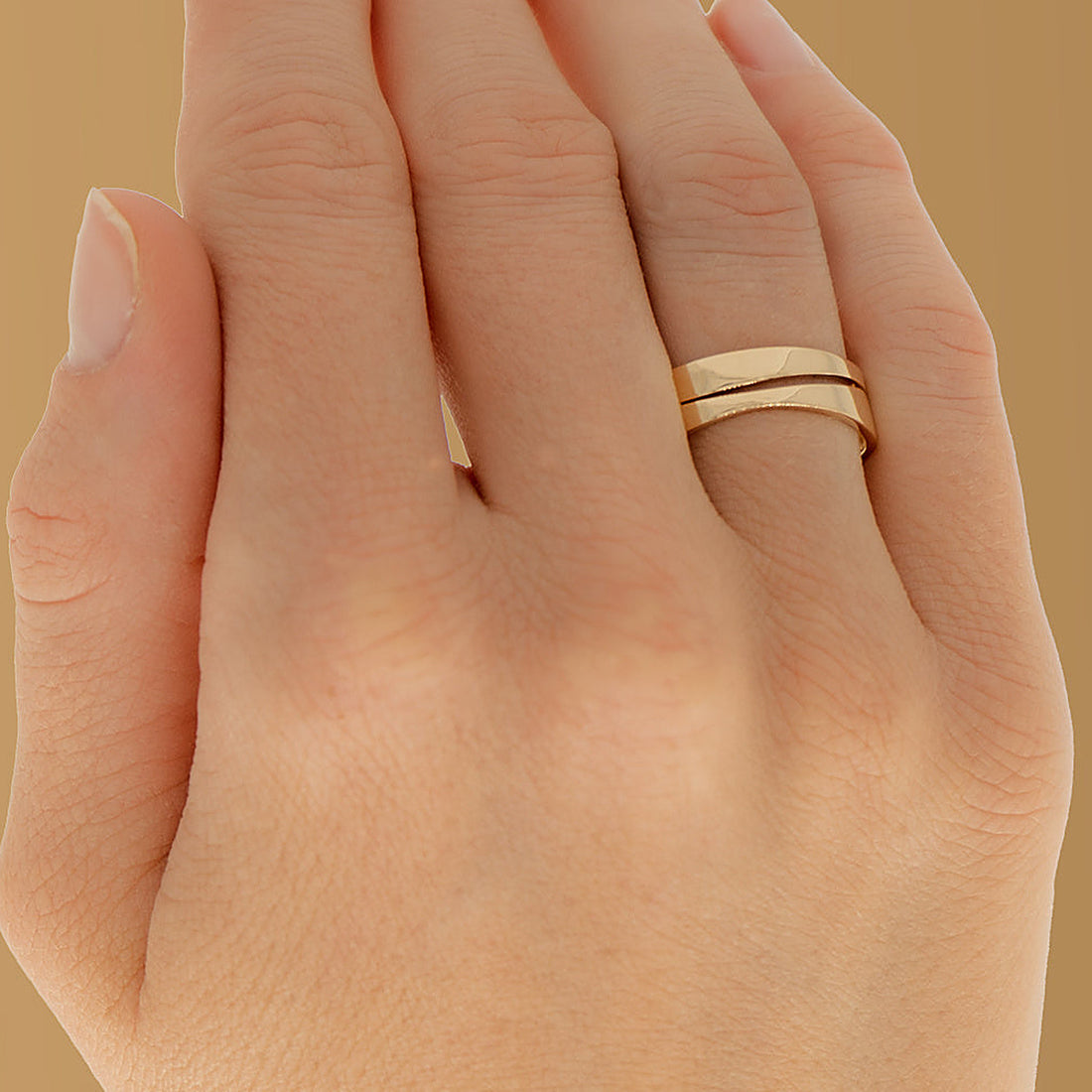 Wave duo ring in 14 karaat geelgoud, gedragen om de hand