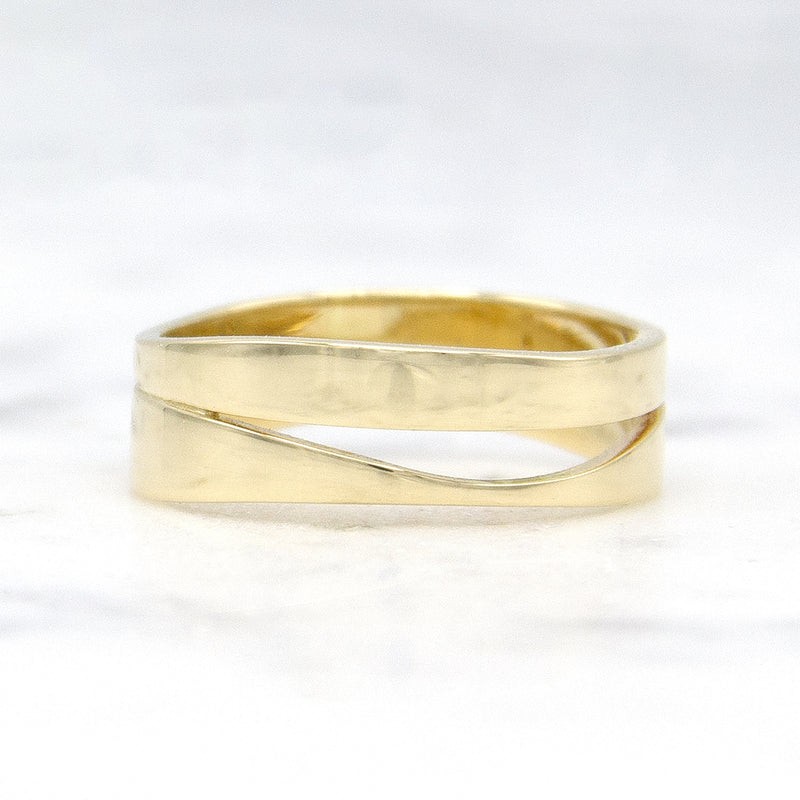 Wave duo ring in 14 karaat geelgoud, op marmer